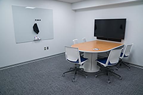 特点:5张椅子, table, 视频会议技术与HDMI和USB电缆, 3个白板和干擦笔.