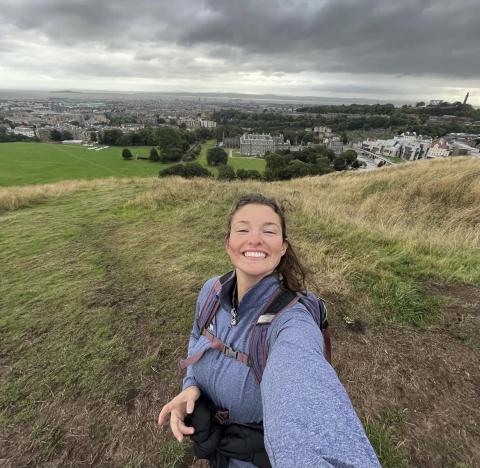 主要研究 student taking a selfie while hiking abroad