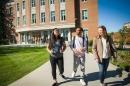 保罗大学的学生在大学外面散步